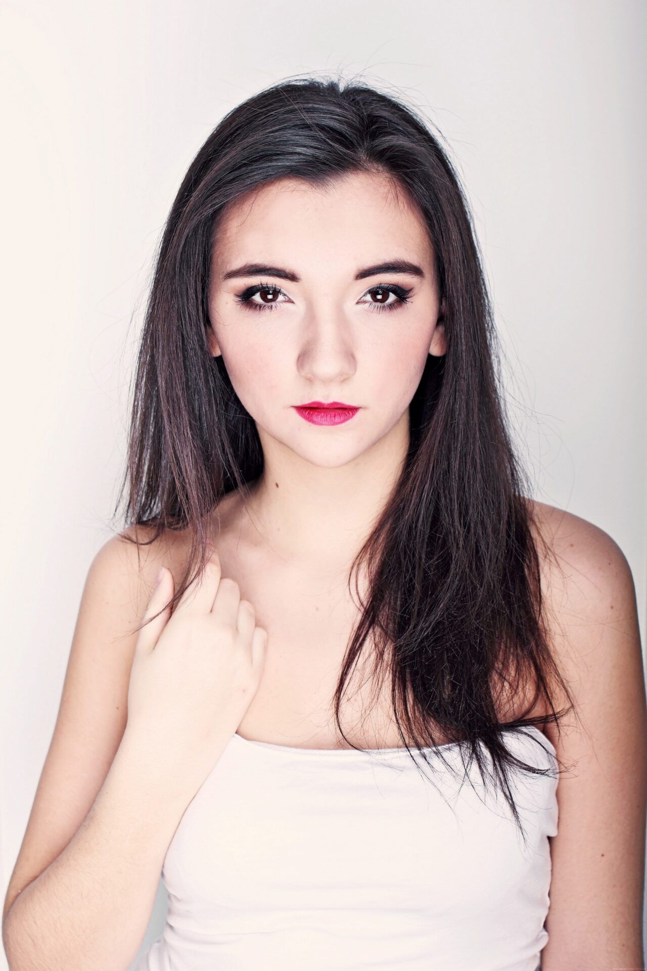 Kobiecy-portret-fotograficzny, Sesja-studyjna-w-łodzi. Fotograf-Jakub-Kaliszczyk