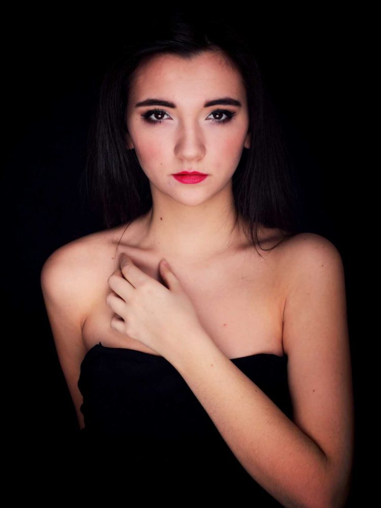 Kobiecy-portret-fotograficzny, Sesja-studyjna-w-łodzi. Fotograf-Jakub-Kaliszczyk